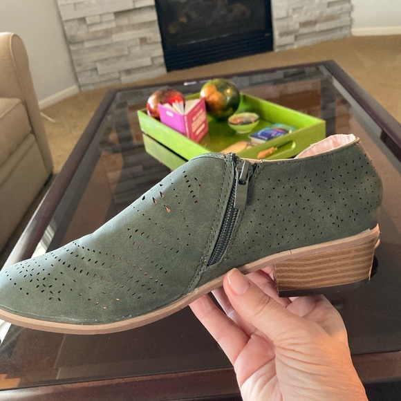 Dark green shoes, sz 8, side zipper - Picture 5 of 7